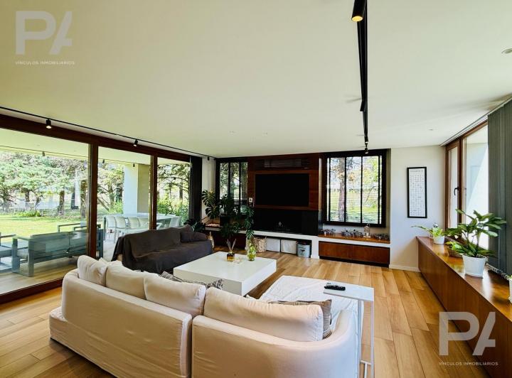 Casa · 256m² · 6 Ambientes · 2 Cocheras
