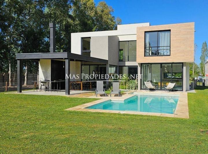 Casa · 240m² · 5 Ambientes · 2 Cocheras