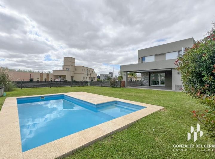 Casa · 930m² · 6 Ambientes · 2 Cocheras
