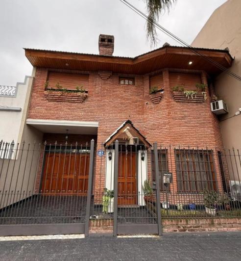Casa · 250m² · 4 Ambientes · 4 Cocheras