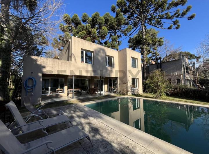 Casa · 200m² · 5 Ambientes · 4 Cocheras
