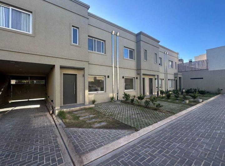 Casa · 98m² · 4 Ambientes · 2 Cocheras