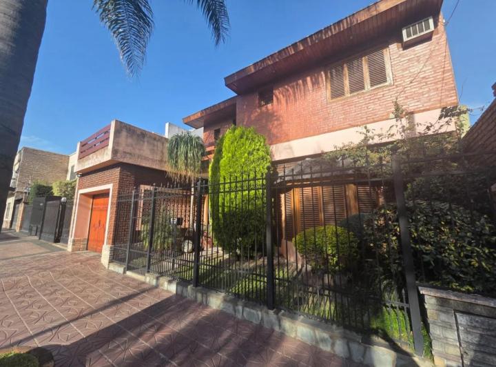Casa · 250m² · 5 Ambientes · 3 Cocheras