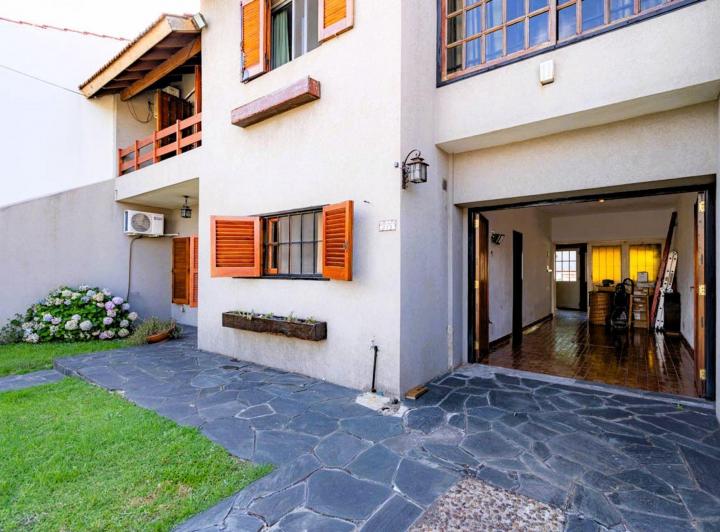 Casa · 210m² · 6 Ambientes · 3 Cocheras