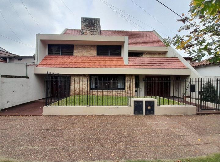 Casa · 360m² · 6 Ambientes · 3 Cocheras
