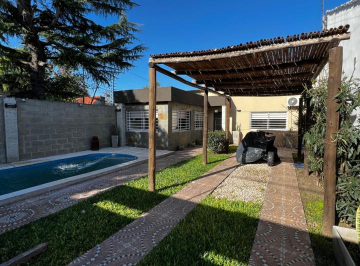 Casa · 100m² · 4 Ambientes · 2 Cocheras
