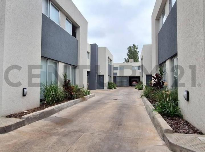 Casa · 100m² · 4 Ambientes · 1 Cochera