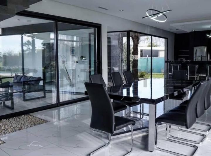 Casa · 340m² · 5 Ambientes · 4 Cocheras