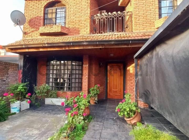 Casa · 180m² · 5 Ambientes · 2 Cocheras