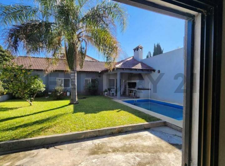 Casa · 230m² · 5 Ambientes · 4 Cocheras