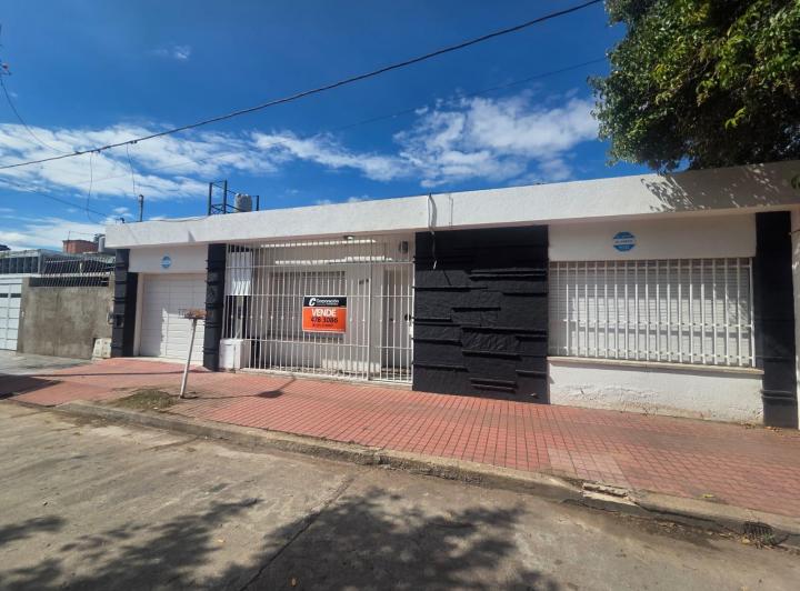 Casa · 200m² · 5 Ambientes · 3 Cocheras