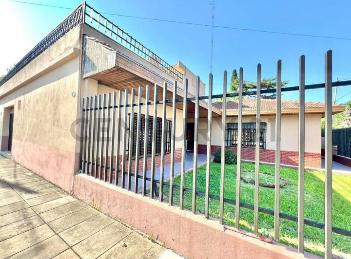 Casa · 248m² · 3 Ambientes · 4 Cocheras