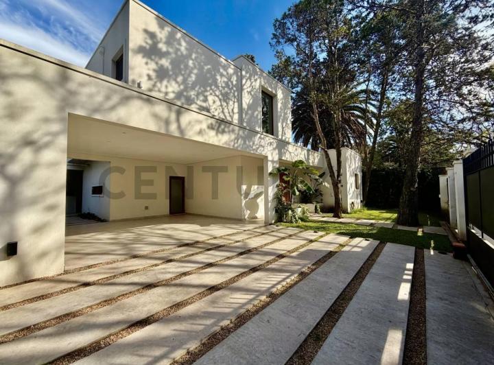Casa · 350m² · 7 Ambientes · 4 Cocheras