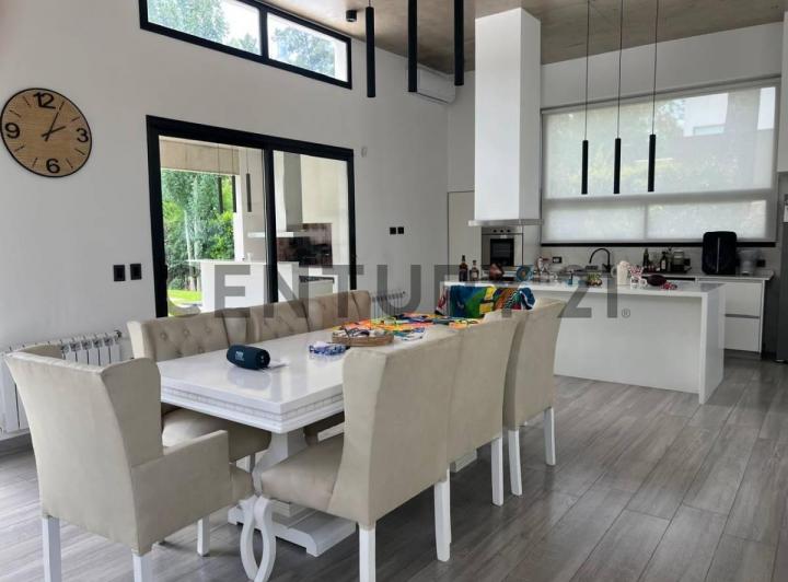 Casa · 241m² · 4 Ambientes