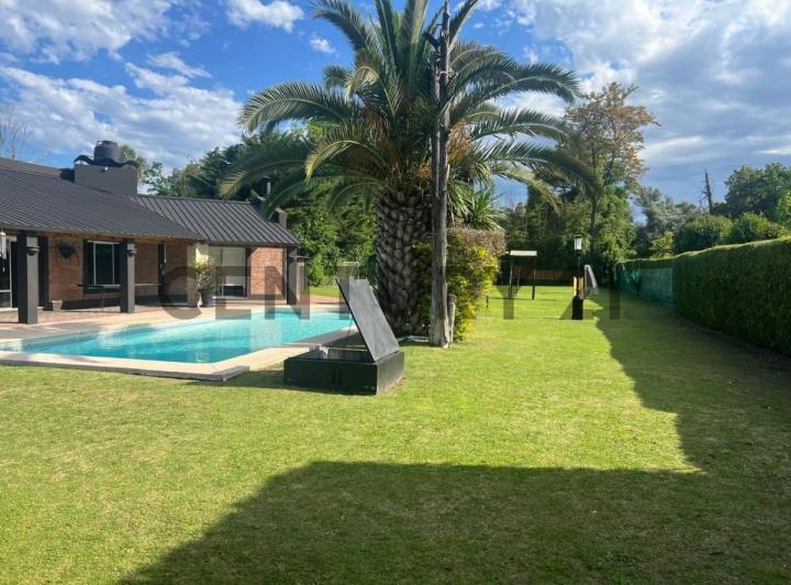 Casa · 390m² · 2 Ambientes · 1 Cochera