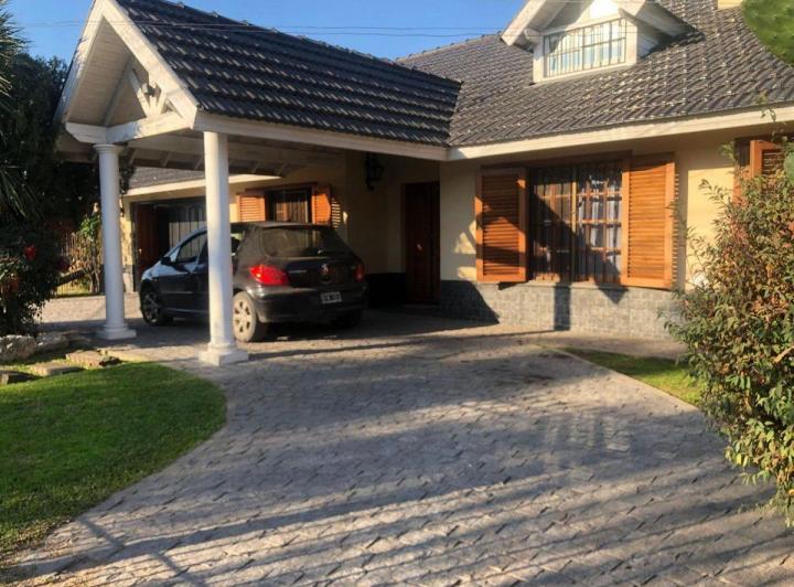 Casa · 230m² · 4 Ambientes · 2 Cocheras