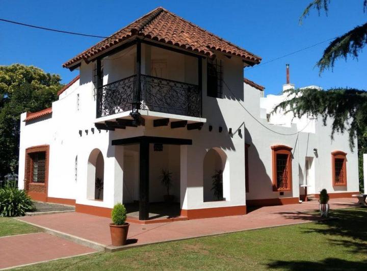 Casa · 200m² · 5 Ambientes · 2 Cocheras