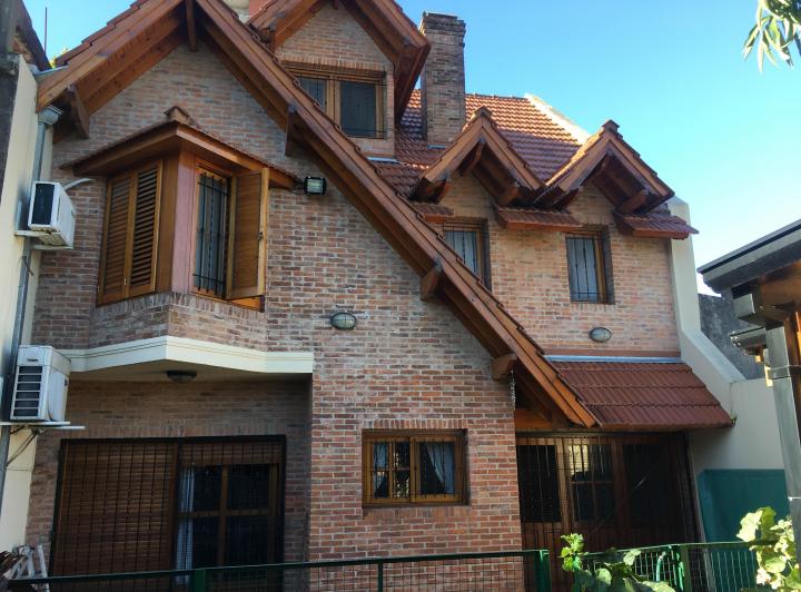 Casa · 250m² · 5 Ambientes · 4 Cocheras