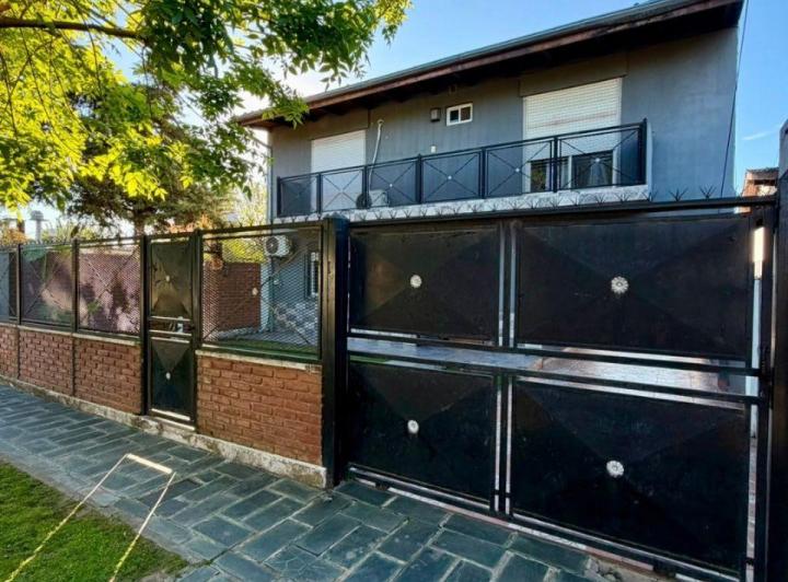 Casa · 150m² · 5 Ambientes · 4 Cocheras