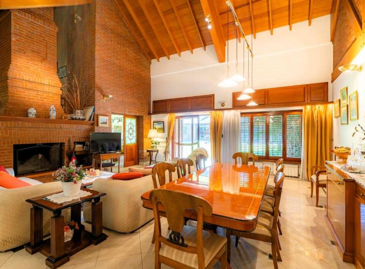 Casa · 331m² · 6 Ambientes · 4 Cocheras