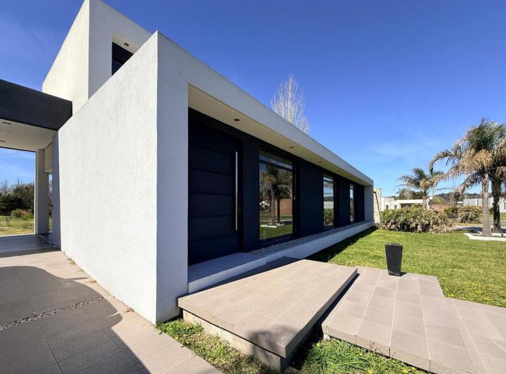Casa · 340m² · 4 Ambientes · 4 Cocheras
