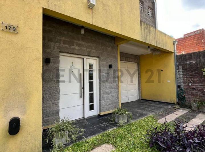 Casa · 204m² · 5 Ambientes · 2 Cocheras