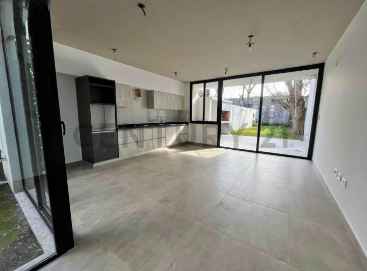 Casa · 180m² · 4 Ambientes · 2 Cocheras