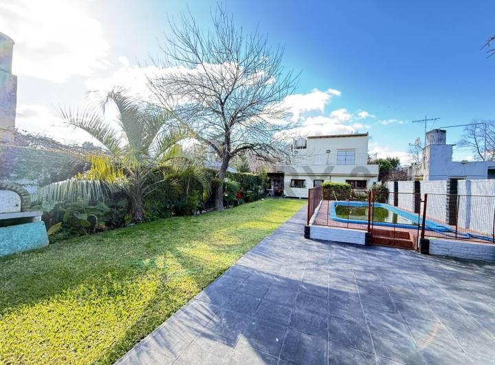 Casa · 250m² · 5 Ambientes · 2 Cocheras