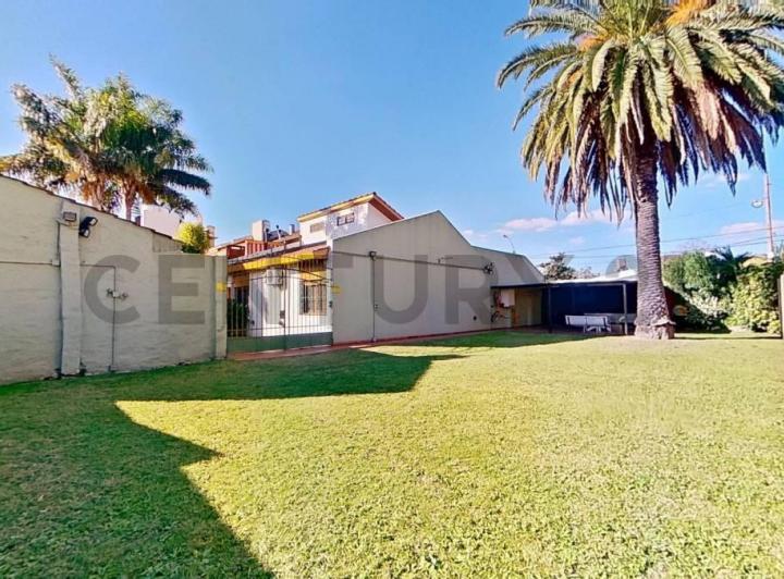 Casa · 194m² · 6 Ambientes · 3 Cocheras