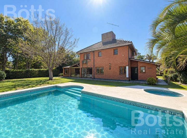 Casa · 232m² · 4 Ambientes · 5 Cocheras