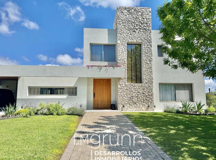 Casa · 214m² · 5 Ambientes · 2 Cocheras