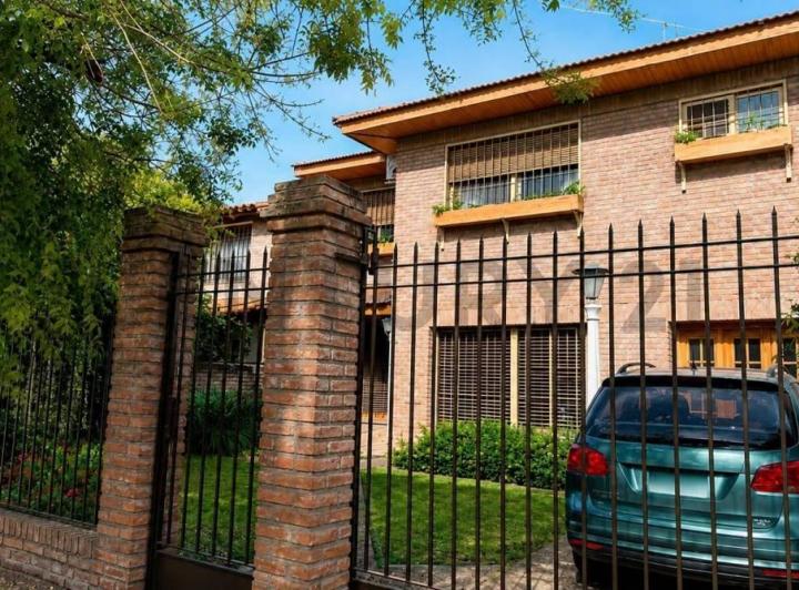 Casa · 250m² · 6 Ambientes · 3 Cocheras
