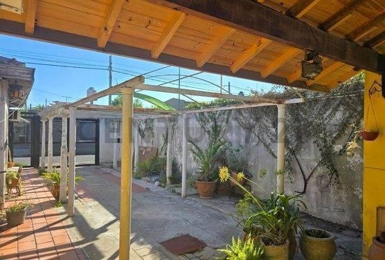 Casa · 253m² · 8 Ambientes · 2 Cocheras