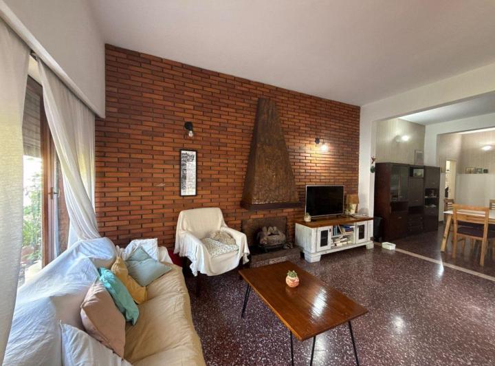 Casa · 180m² · 4 Ambientes · 2 Cocheras