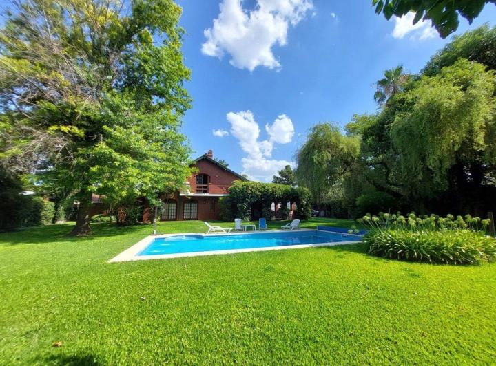 Casa · 255m² · 5 Ambientes · 4 Cocheras
