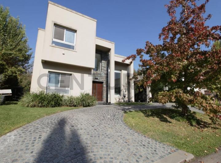 Casa · 330m² · 6 Ambientes · 2 Cocheras