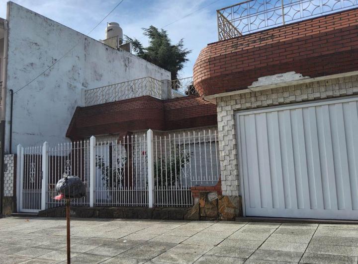 Casa · 140m² · 4 Ambientes · 2 Cocheras