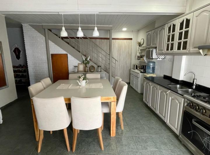 Casa · 218m² · 7 Ambientes · 4 Cocheras
