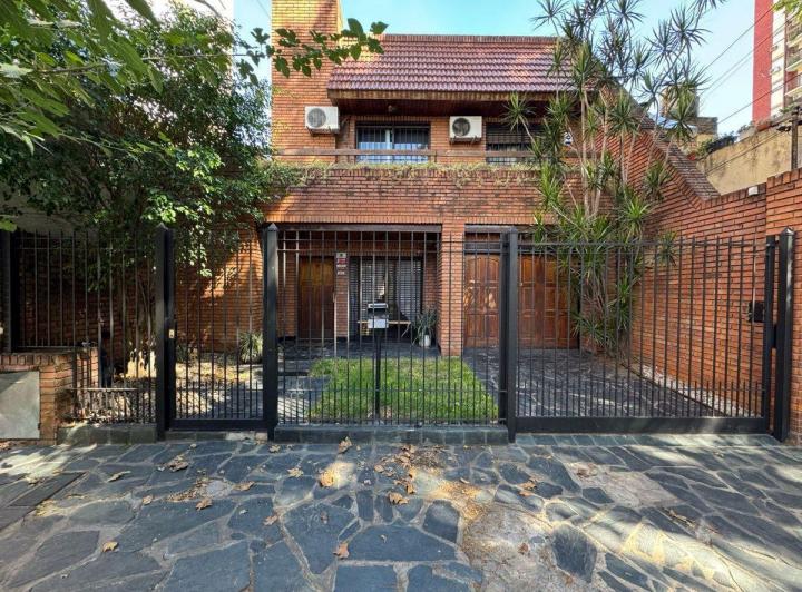 Casa · 238m² · 5 Ambientes · 2 Cocheras