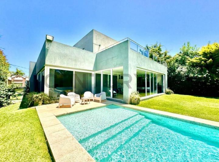 Casa · 300m² · 5 Ambientes · 1 Cochera
