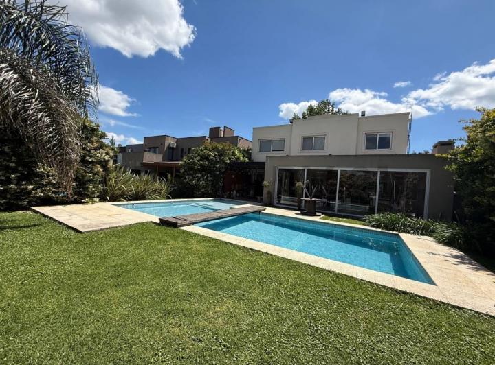 Casa · 220m² · 4 Ambientes · 2 Cocheras