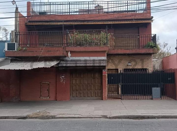 Casa · 230m² · 6 Ambientes · 1 Cochera