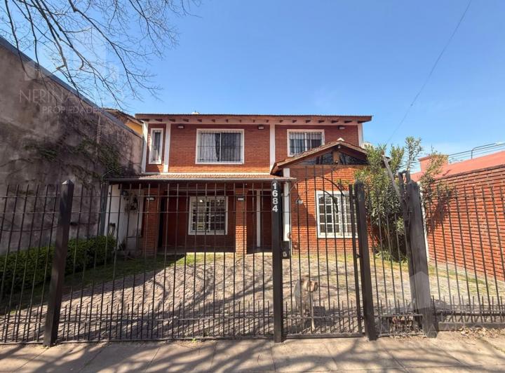 Casa · 130m² · 4 Ambientes · 2 Cocheras
