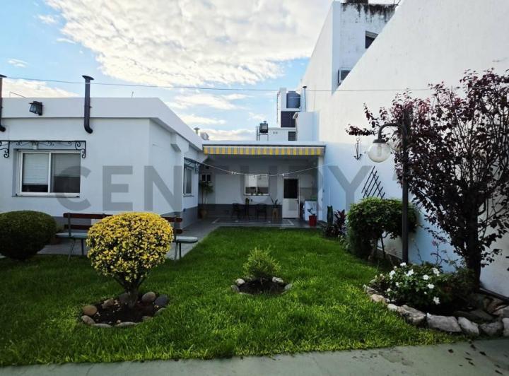 Casa · 130m² · 4 Ambientes · 2 Cocheras
