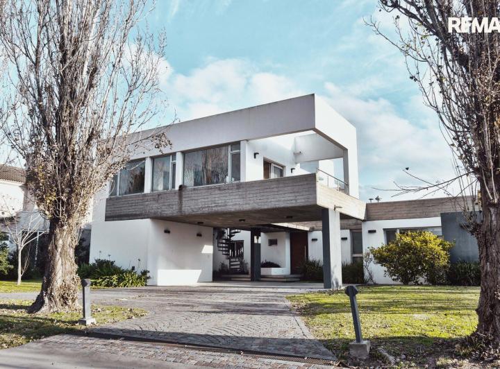 Casa · 350m² · 6 Ambientes · 2 Cocheras