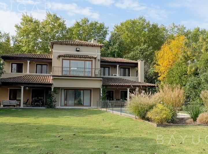 Casa · 250m² · 5 Ambientes · 1 Cochera