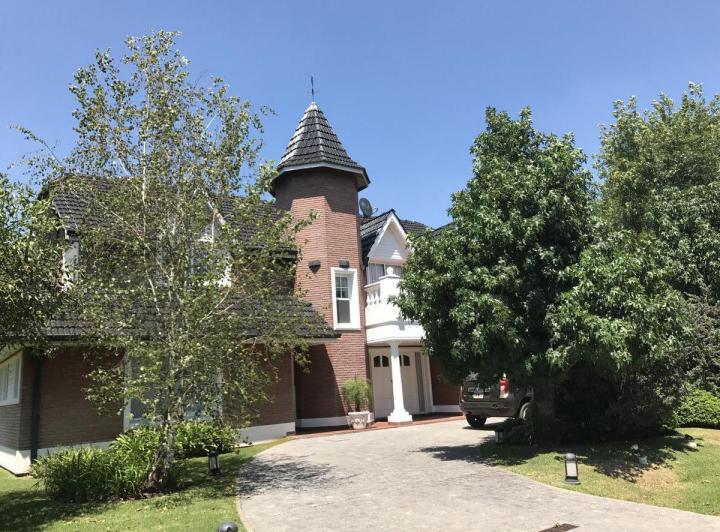 Casa · 380m² · 4 Dormitorios · 2 Cocheras