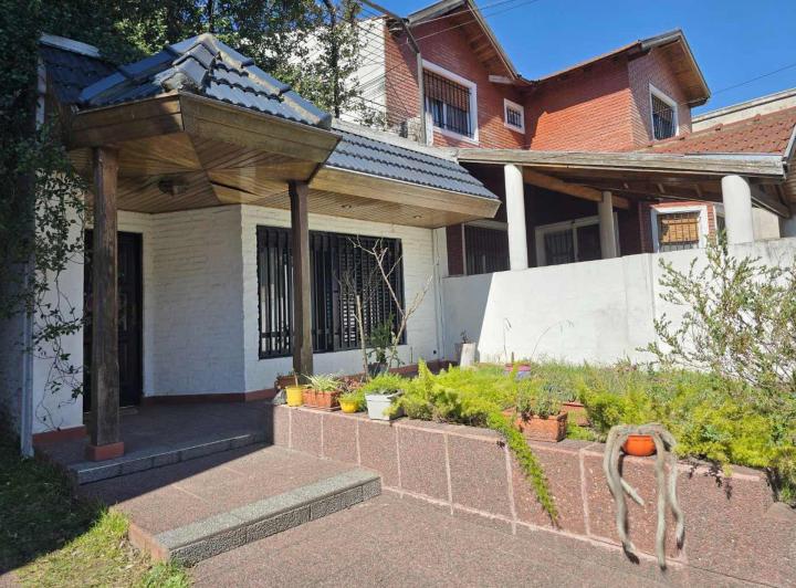 Casa · 240m² · 4 Ambientes · 3 Cocheras