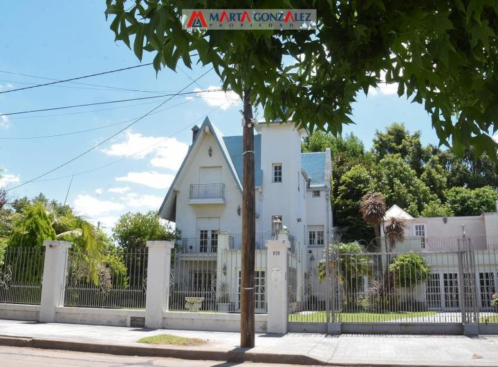 Casa · 140m² · 4 Ambientes · 4 Cocheras