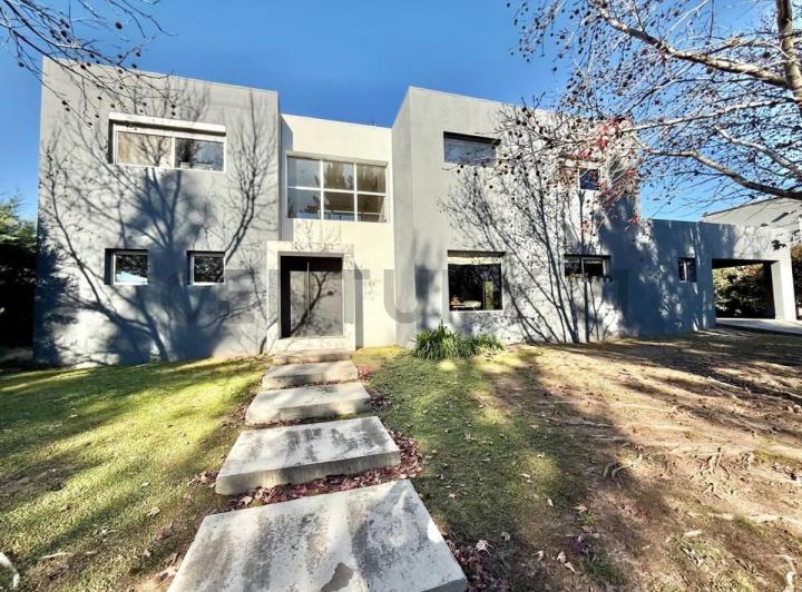Casa · 184m² · 5 Ambientes · 2 Cocheras